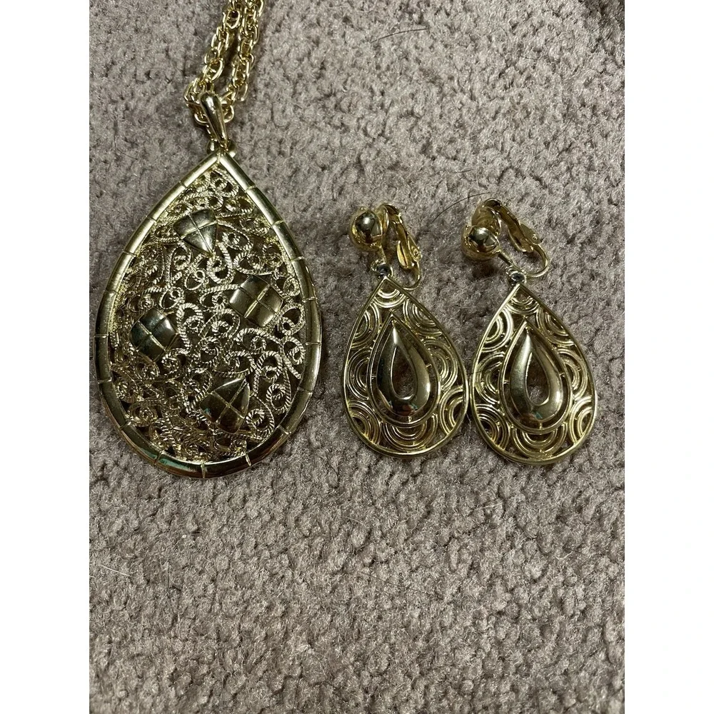 VTG‎ Gold Tone Filigree Necklace 2.5